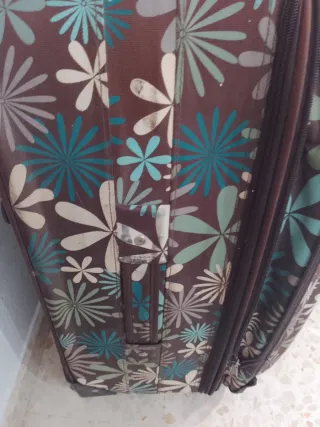 Maleta de viaje marrón con flores