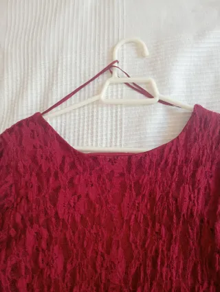 Vestido de encaje granate.