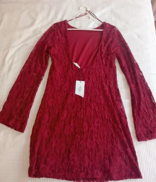 Vestido de encaje granate.