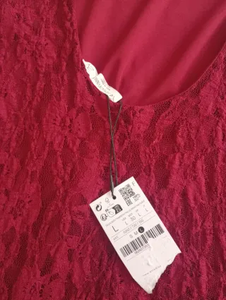 Vestido de encaje granate.
