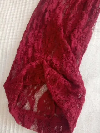 Vestido de encaje granate.