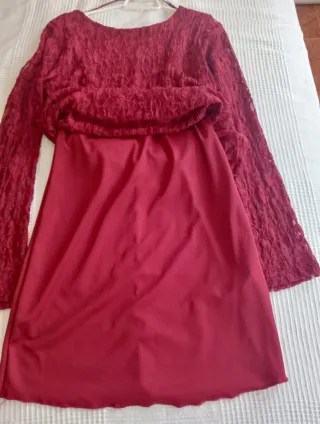 Vestido de encaje granate.