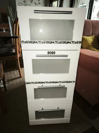 Cajonera blanca con detalles florales