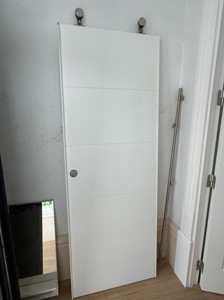 Puerta corredera blanca moderna