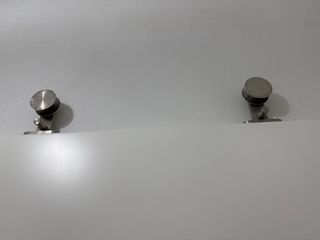 Puerta corredera blanca moderna