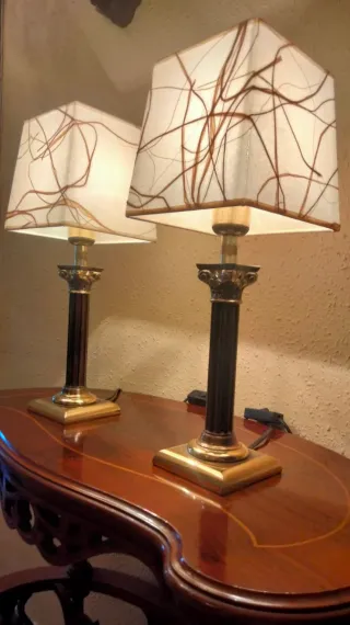 Grande coppia di lampade da tavolo stile colonne romane in bronzo Luigi XVI