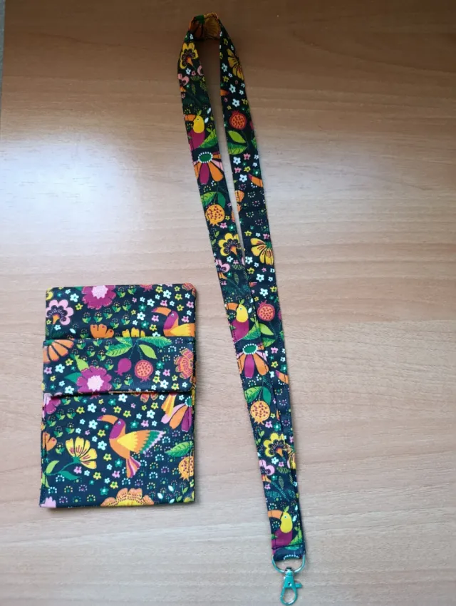 Lanyard y salvabolsillos