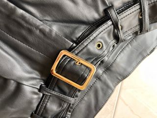 Pantalón corto polipiel negro con cinturón