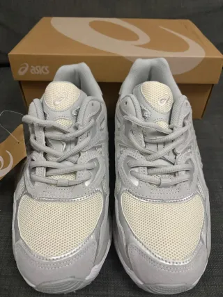 Asics Gel-NYC Plata/Blanco Talla 42.5