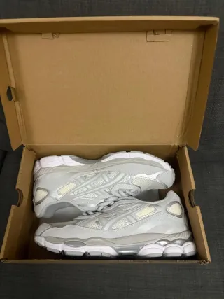 Asics Gel-NYC Plata/Blanco Talla 42.5