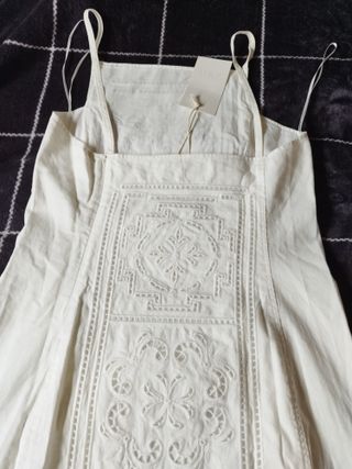 Vestido con lino bordado blanco