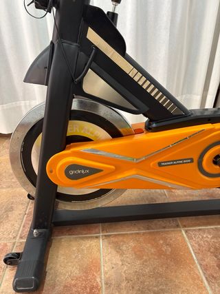 Bicicleta de Spinning Naranja y negro.