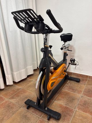 Bicicleta de Spinning Naranja y negro.