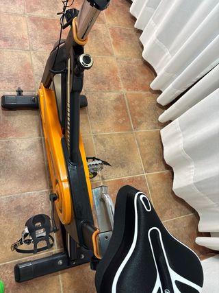 Bicicleta de Spinning Naranja y negro.