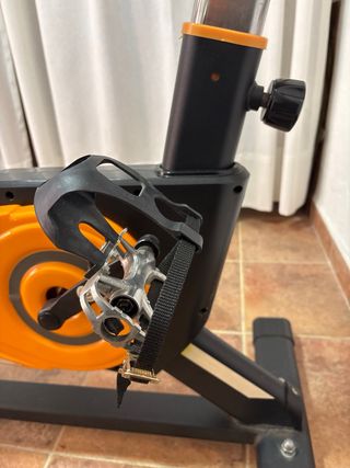 Bicicleta de Spinning Naranja y negro.