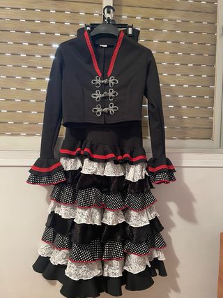 Chaqueta y falda flamenca.