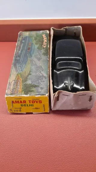 Auto d'epoca in lamiera Manjit Amar Toy Delhi