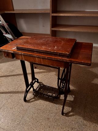 Máquina de coser Singer antigua con mesa