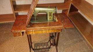 Máquina de coser Singer antigua con mesa