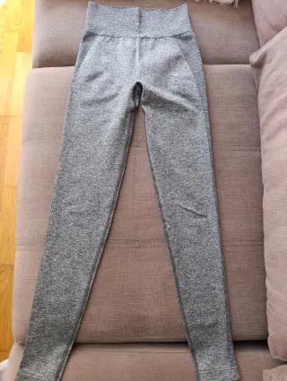 Conjunto deportivo dos piezas Gymshark gris y rosa