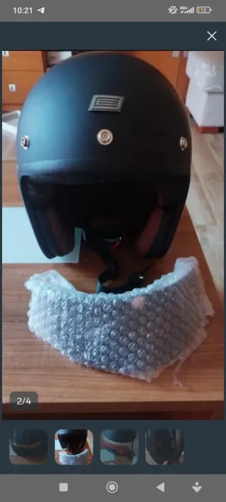 Casco de moto negro y marrón