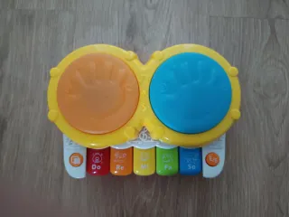 Piano de juguete con tambores