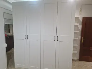 Armario blanco con baldas y cajones