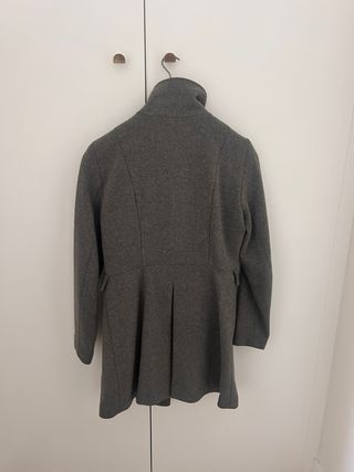 Abrigo gris estilo militar