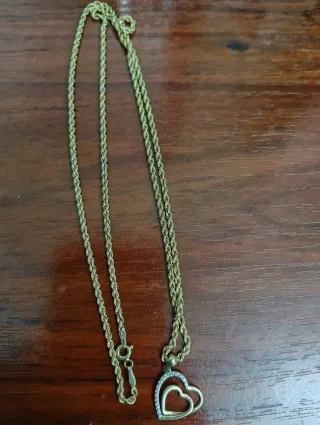Cadena dorada con colgante de corazón