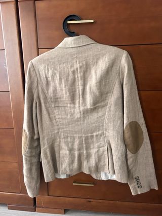 Chaqueta beige con coderas