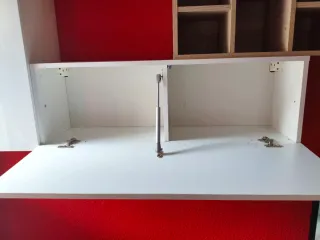 Mueble de salón blanco y rojo