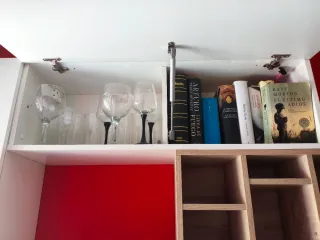 Mueble de salón blanco y rojo