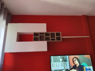 Mueble de salón blanco y rojo