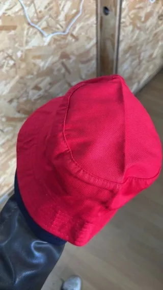 Chapéu de balde vermelho para criança
