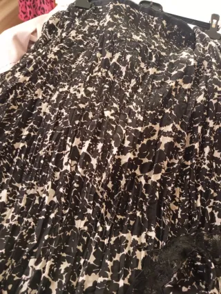 Falda elegante con plisados arrugados