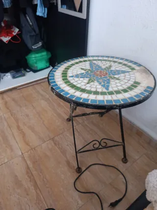 Tavolo rotondo in mosaico di ceramica e metallo