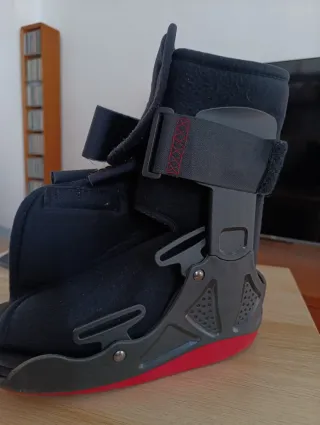 Bota ortopédica negra y roja