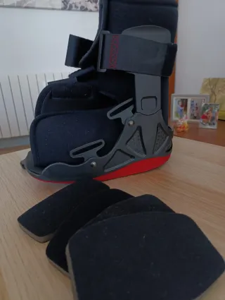 Bota ortopédica negra y roja