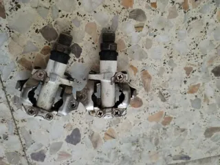 Pedales de bicicleta con calas