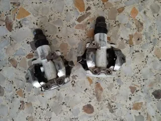 Pedales de bicicleta con calas