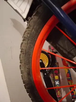 Bicicleta infantil azul y roja