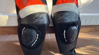 Mono SPYKE Talla 52 Negro Naranja