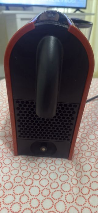 Macchina caffè Nespresso rossa