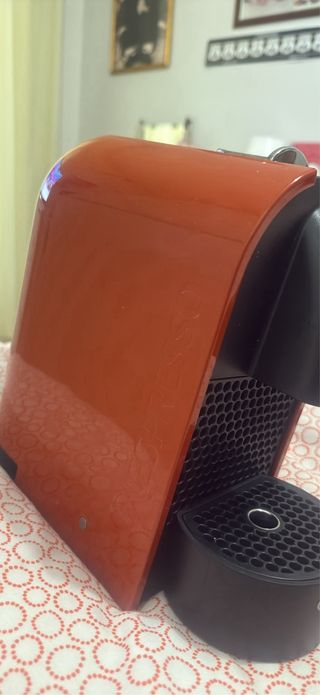 Macchina caffè Nespresso rossa