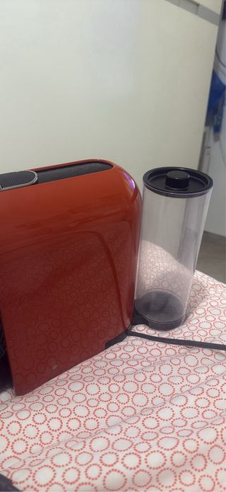 Macchina caffè Nespresso rossa