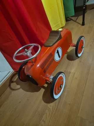 Coche de pedales clásico rojo