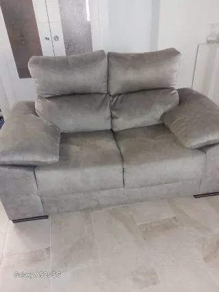 2 sofás uno de 3 plazas y otro de 2 plazas gris