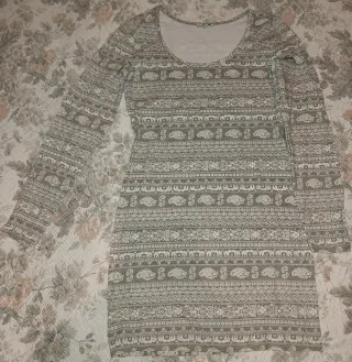 Vestito da donna grigio con fantasia cashmere.