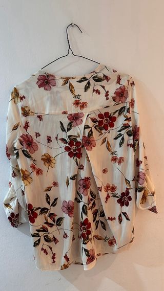Blusa floral beige y roja