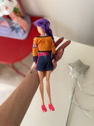 Muñeca kpop con varita mágica de estrella